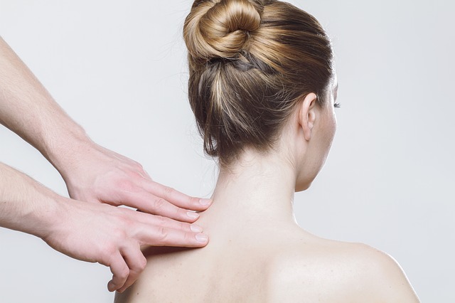 Mulher, recebendo massagem, pressão dos dedos no músculo, na região cervical.