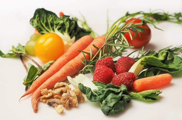 Legumes, cenouras, amoras, verduras.
